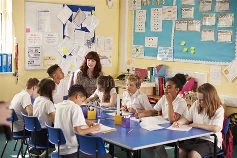 Bambini in una classe di scuola primaria che lavorano su un progetto di storia personale