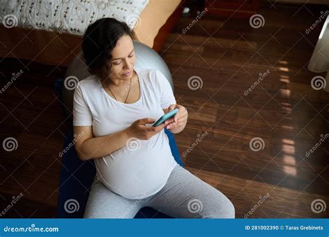 Donna pensierosa durante la gravidanza