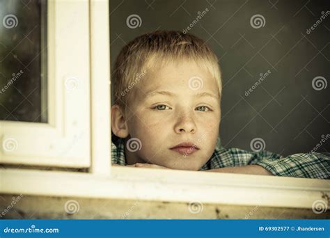 Bambino che guarda fuori dalla finestra della classe