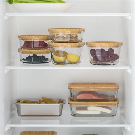 Contenitori per alimenti IKEA 365+ organizzati all'interno di un freezer domestico