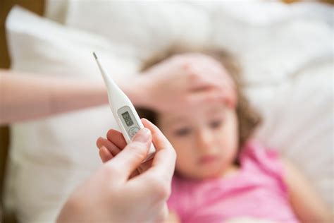 Termometro per misurare la febbre a un bambino