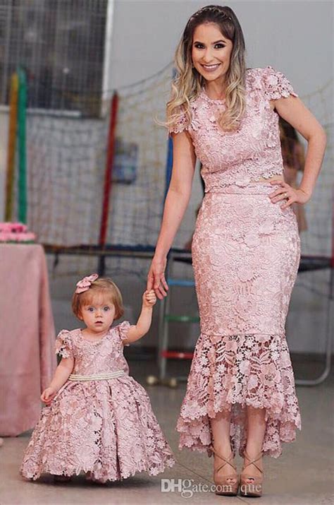 Coppia mamma e bambina con abiti coordinati eleganti