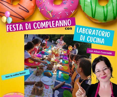 Bambini che impastano in un laboratorio di cucina