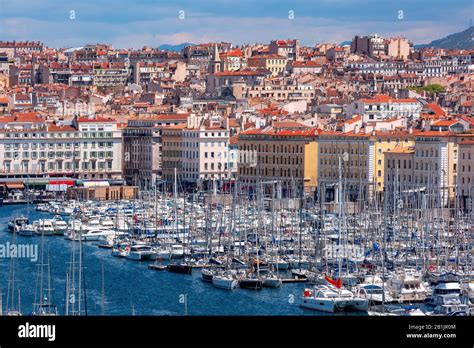 Veduta panoramica del Vieux-Port di Marsiglia con barche e atmosfera familiare