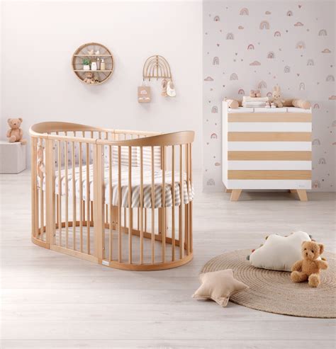 lettino evolutivo in legno naturale trasformato in diverse configurazioni per la crescita del bambino