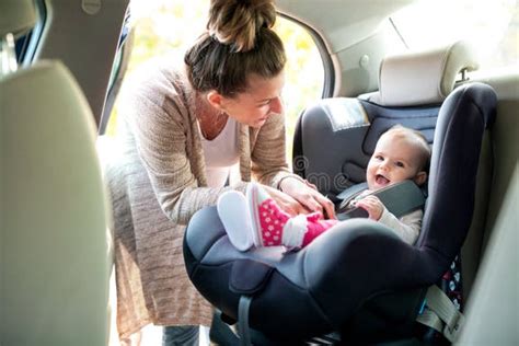 Bambino nel seggiolino auto
