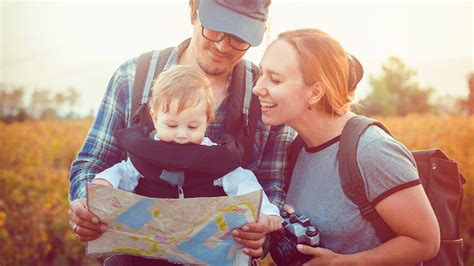 Famiglia con bambini su ponte di crociera