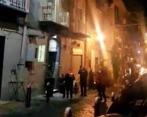 Antica Napoli, persone che cantano in strada