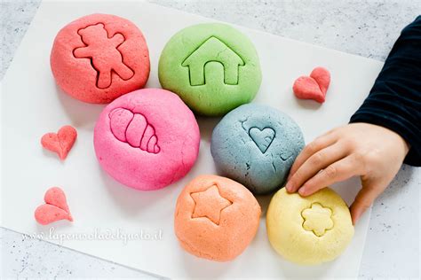 bambini che manipolano pasta di sale colorata