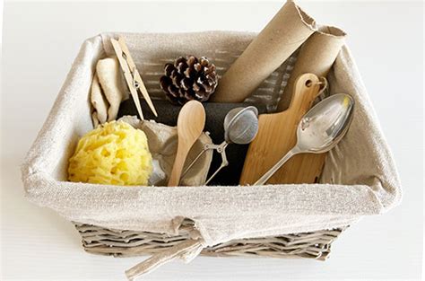 cestino dei tesori con materiali naturali di vario tipo