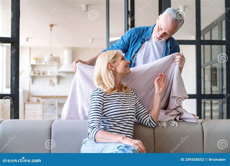 illustrazione di una donna in gravidanza che si prende cura della propria pelle con prodotti naturali