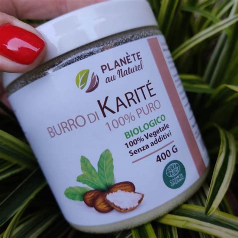 dettaglio degli ingredienti naturali come il burro di karité e il tè verde