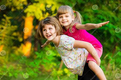Due bambini che giocano insieme sorridendo