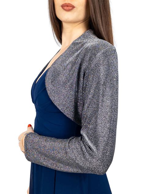Donna con tutina dorata e coprispalle elegante
