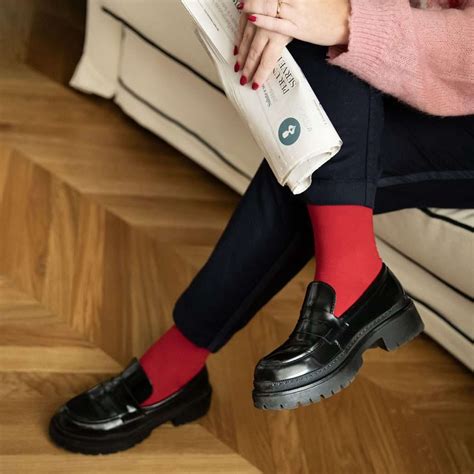 bambina che indossa calzini rossi e scarpe eleganti