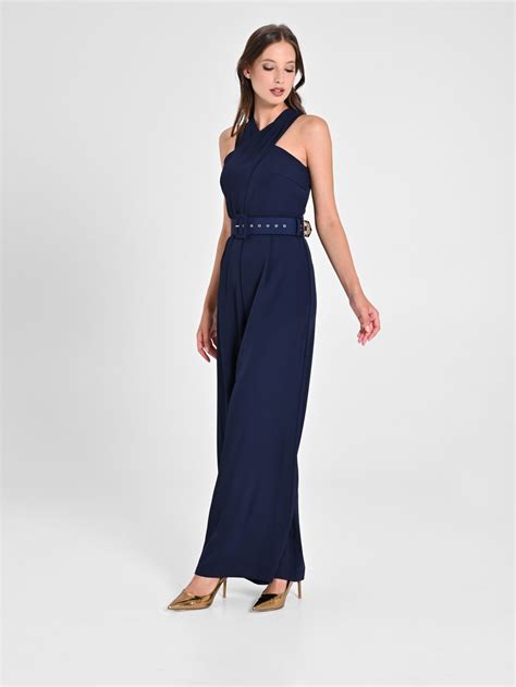 Modella indossa una tuta jumpsuit elegante blu navy