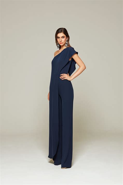 Donna elegante con jumpsuit in un contesto moderno