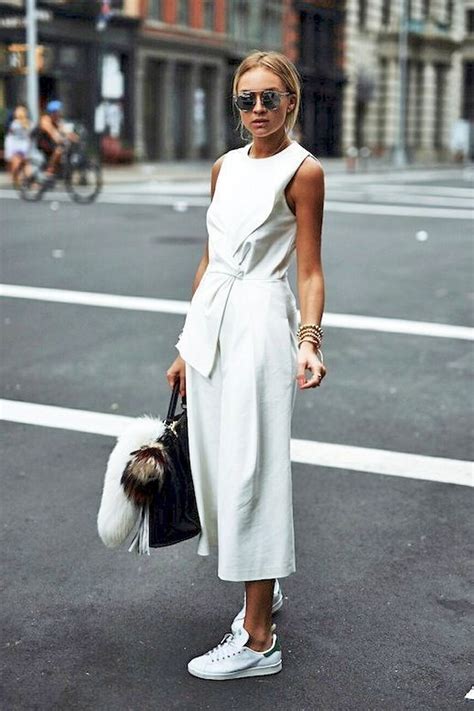 Jumpsuit indossata casualmente con sneakers