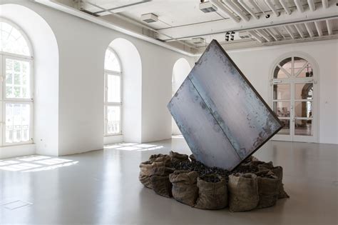 Jannis Kounellis: donna incinta nuda con capo coperto