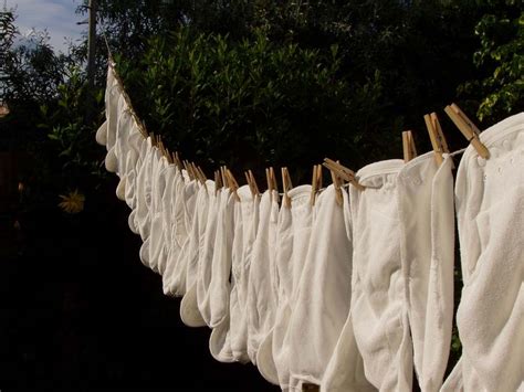 Pannolini lavabili stesi ad asciugare al sole