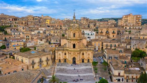 Veduta panoramica del centro storico di Modica con le sue tipiche case arroccate e la cattedrale barocca