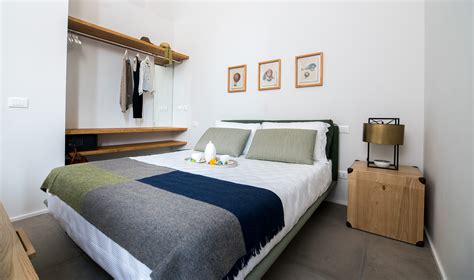Interno di una camera d'albergo accogliente con culla preparata per un neonato