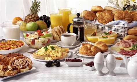 Dettaglio di una colazione in hotel con prodotti tipici locali e spazio dedicato ai bambini