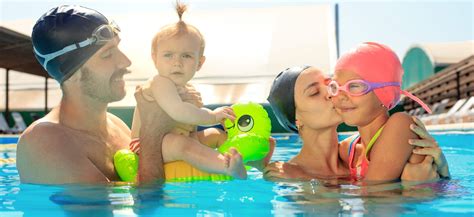 Bambino con pannolino piscina correttamente indossato