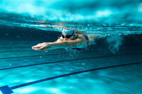 persone che nuotano in una piscina coperta