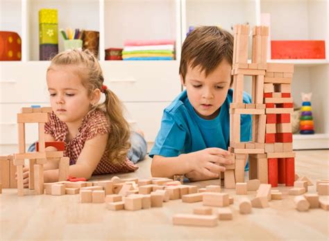 bambini che giocano con costruzioni in legno naturali