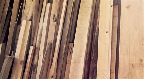 dettaglio di un giocattolo in legno realizzato a mano in un laboratorio artigiano