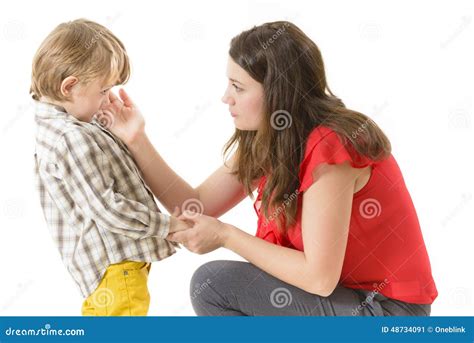 Mamma che consola il suo bambino piangente