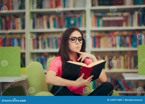 Ragazza studia legge