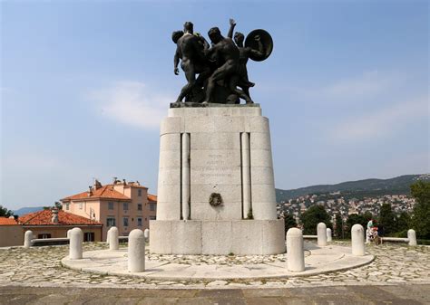 Immagine di un monumento ai caduti della Resistenza italiana