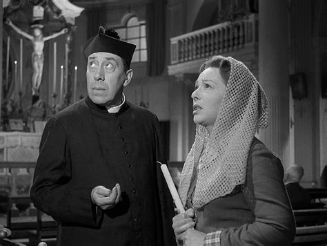 Don Camillo e Peppone che osservano una madre cullare il figlio
