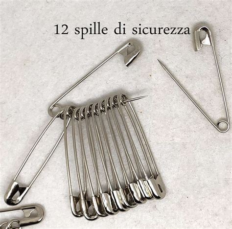 Pannolini di stoffa tradizionali con spilla da balia