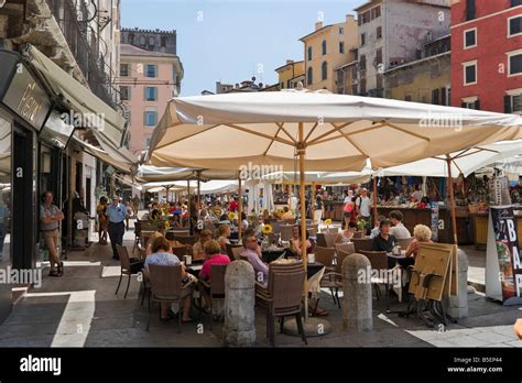 Bancarelle del Bagna Cauda Market in Piazza delle Erbe