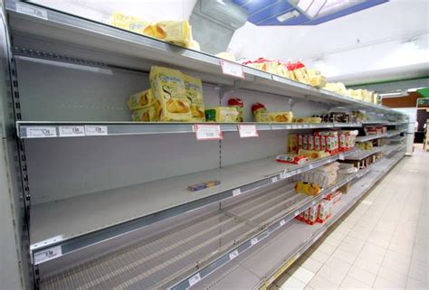 scaffali vuoti supermercato latte artificiale