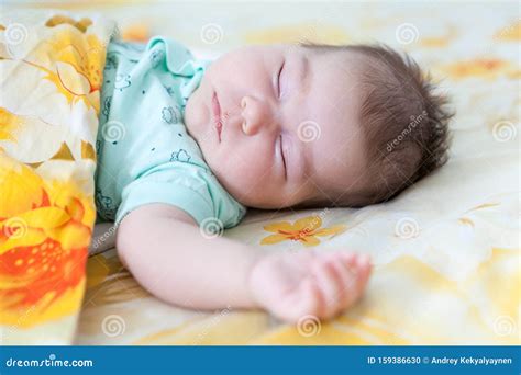 neonato che dorme serenamente in culla con copertina in fibre naturali