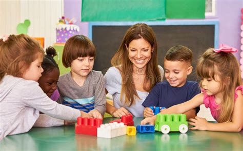 Un gruppo di educatori che discute e documenta il lavoro dei bambini
