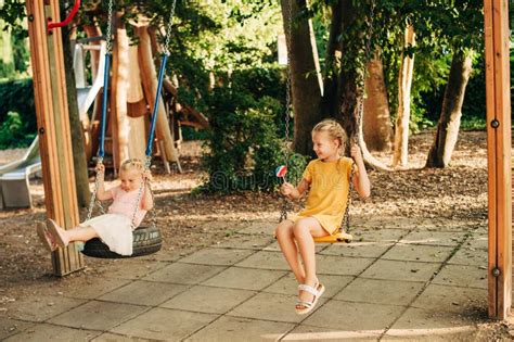 bambini che giocano al parco con bambole e passeggini