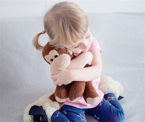 Bambini che giocano con pupazzi interattivi in un ambiente pulito