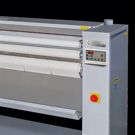 Macchina per stiro professionale PONY in azione in una lavanderia industriale