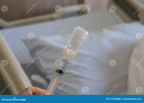 Ciuccio con siringa per farmaci