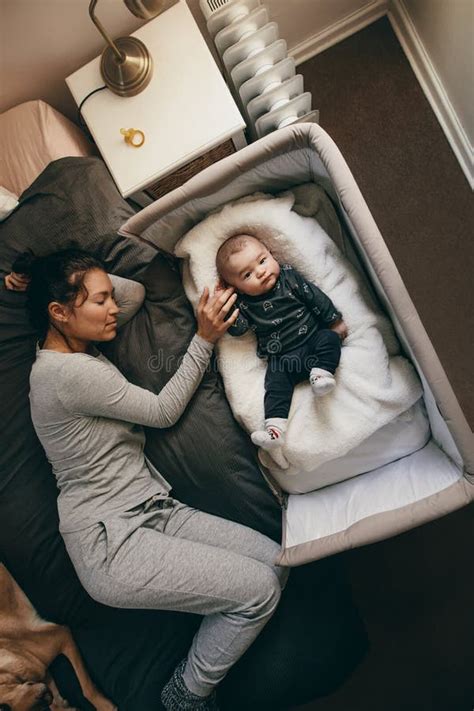 Una madre che culla il suo bambino in un contesto intimo