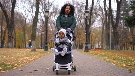 Passeggino moderno con bambino