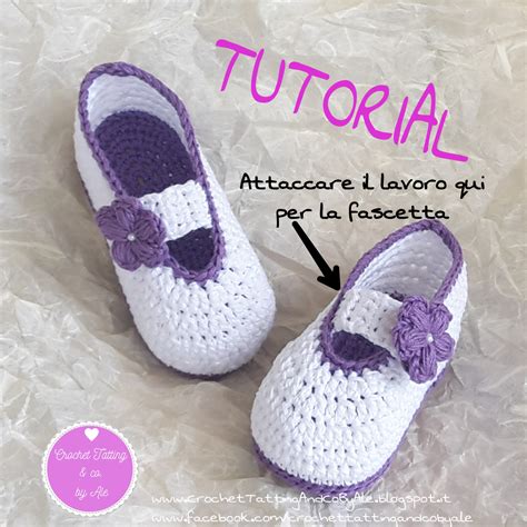 Bambino con scarpine a uncinetto