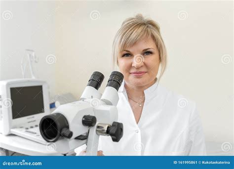 Ritratto professionale di una ginecologa sorridente e accogliente