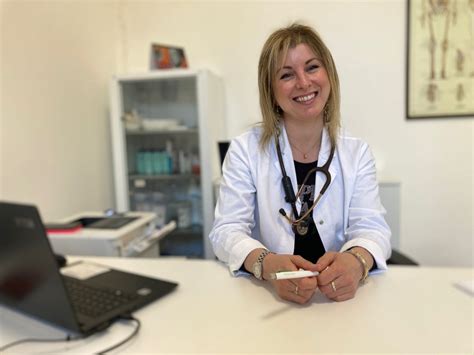 Dottoressa Cennamo che discute un caso con un'altra professionista medica