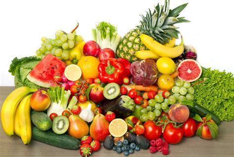 Agapornis che si nutrono di frutta e verdura
